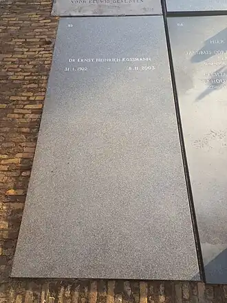 Het graf van Ernst Heinrich Kossmann op begraafplaats Ter Navolging (Scheveningen)