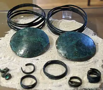 Restant van sieraden uit de Oude Bronstijd, gevonden in een grafheuvel bij Wardböhmen