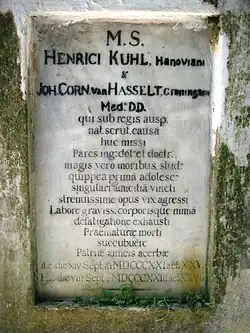 Opschrift van de grafzuil in 's Lands plantentuin in Buitenzorg