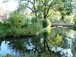 Gracht rond borgterrein Luinga en boogbrug daarover