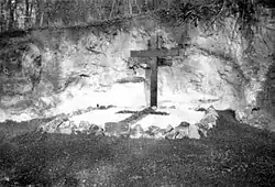 Het graf van de verzetsstrijders met de twaalf lichamen.