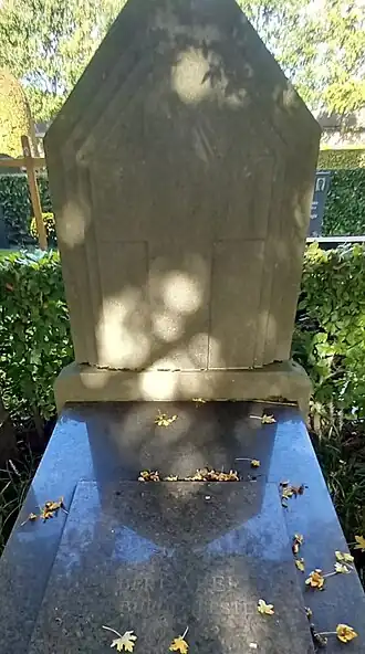 Graf Albert Apers op de begraafplaats van Kontich.