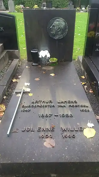 Graf van Arthur Lamens op de 'begraafplaats Mortsel-dorp'