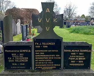 Grafzerk van Jozef Tolleneer op de begraafplaats van Kontich.