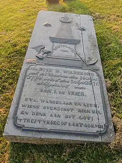 Grafsteen uit 1876 van Martje R. Wildeboer op de dijk bij Oterdum