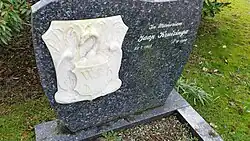 Het origineel op het graf van Kruizinga (maart 2020)