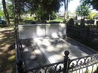 Graf van Jeanne Hermance Pauw van Wieldrecht, gelegen tegenover het verzetsmonument in Leersum