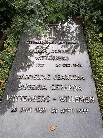 Graf van het echtpaar Wittenberg. Als overlijdensdatum van Jacqueline Wittenberg is hier de dag genomen dat ze vermoord werd aangetroffen.