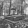 Grafzerk op de begraafplaats, waarbij zich ook een kapelletje bevindt