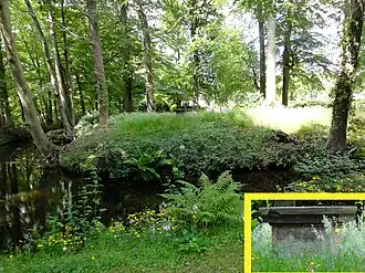 Grafeiland Eleonora met stenen sokkel