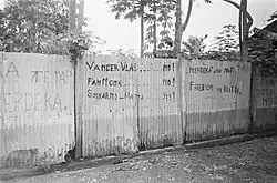 "Van der Vlas NO!", "Tetap Merdeka" (Blijf vrij). Graffiti als protest tegen Recomba Van der Plas, Indonesië, januari 1949