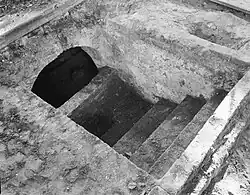 Grafkelder met toegangtrap tijdens de restauratie (1964)