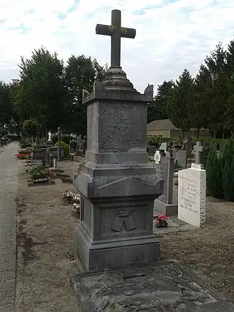 Grafmonument van de bezitters van Onsenoort en Nieuwkuijk op het kerkhof achter de rooms-katholieke kerk Heilige Johannes Geboorte in Eclectische stijl. Het graf ligt in het middenvak van het linkergedeelte van de begraafplaats, dicht achter de kerk