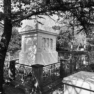 Algemene Begraafplaats Kerkhoflaan: Grafmonument Ragay