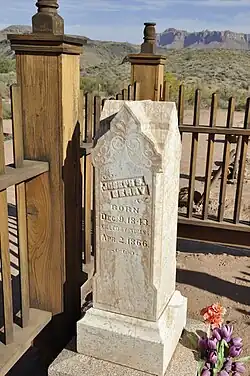 De grafsteen van de Berry's en Isabella Hales