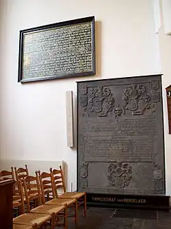 De grafzerk van de familie Van Renselaer en het bord met Bijbelteksten over het Heilig Avondmaal in de noorderzijbeuk.