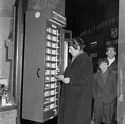 Grammofoonplatenautomaat in de Kalverstraat in Amsterdam in 1958