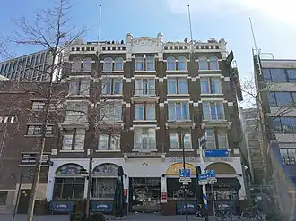 Een vooraanzicht van het hotel in 2020.