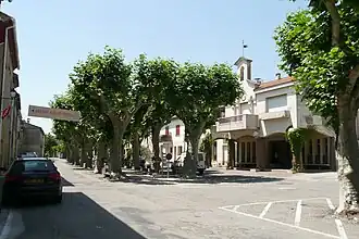 Centrum met gemeentehuis (rechts)