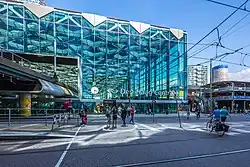 De entree aan de Rijnstraat en een deel van de fietsenflat in 2016.