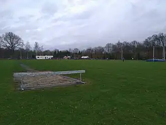 De grasbaan van AV Oirschot aan de Bloemendaal met op de achtergrond de accommodatie.