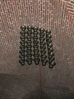 Sculptuur aan het gewelf van de Hampoort in Grave