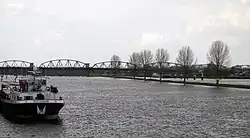 Stuw- en sluizencomplex bij Grave.