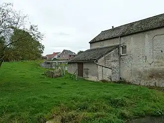 Totaaloverzicht: Het aangevoerde water door hoge grond omgeven, vervolgens de constructie en vervolgens het molenhuis zelf (aanbouw)