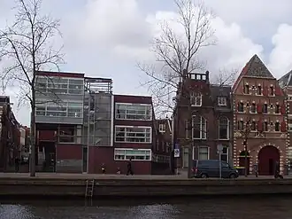 Het Gravinnehof aan het Spaarne, links op de foto