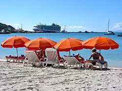 Strandstoelen met parasols