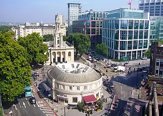Het ovalen stationsgebouw gezien uit het zuiden.