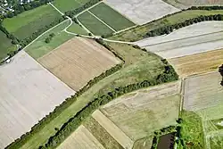 Luchtfoto uit 2003 van het smalle Grüne Band, Groene Lint tussen de Landkreis Coburg (Beieren) en de Landkreis Sonneberg (Thüringen)