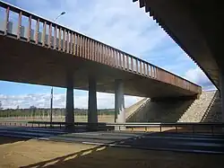 Kenmerkend is het houten hekwerk en natuurlijke taludverharding