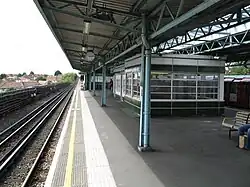 De wachtkamer op de westkant van het perron