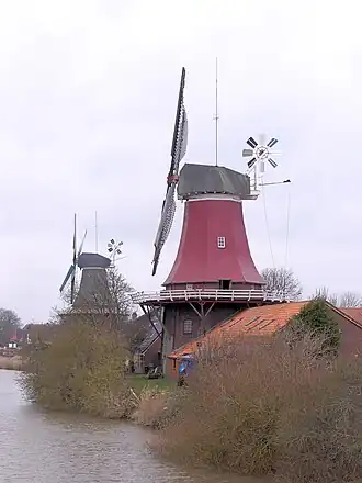 De molens in maart 2010 gezien vanuit het oosten.