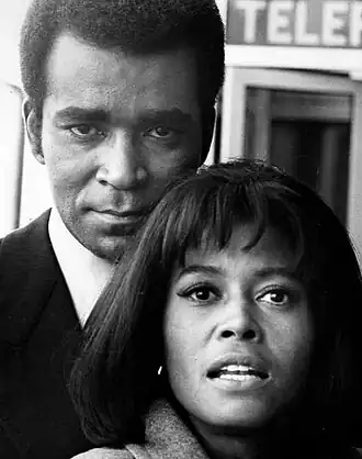 Greg Morris met Abbey Lincoln op de set van Mission: Impossible (1970)