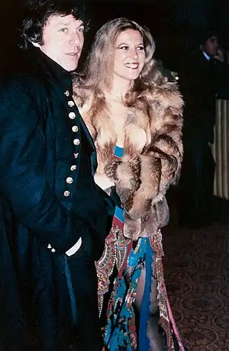 Greg Mullavey en Meredith MacRae