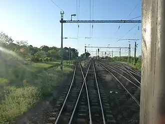 Grensstation gezien vanaf een vertrekkende trein naar Roemenië