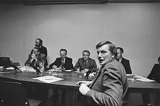 Zitting van de tuchtcommissie KNVB met Van der Gijp achterste rij zittend in het midden, naast (op de voorgrond) grensrechter Gerrit Griek die Bertus Quaars een kopstoot had gegeven.