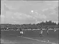 Een voetbalwedstrijd in 1925.