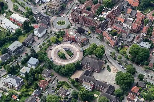 Opvallende parkeergarage aan de oostkant van de binnenstad Völkerballkreisel