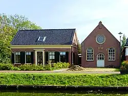 Hervormde evangelisatie 'Bethel' met links de pastorie