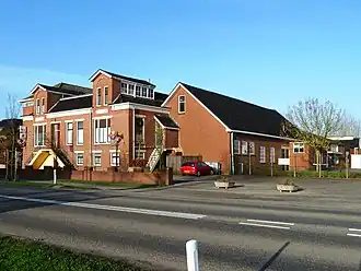 Zuivelfabriek gezien vanaf de Waardweg met in de voorgevel de woorden 'Zuivelfabriek' en 'Grijpskerk'.