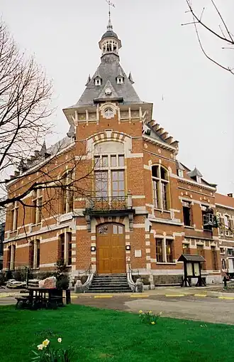 Gemeentehuis van Grimbergen met onderwijzerswoning en jongensschool
