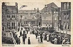 Bezoekers in de rij voor een bezoek aan het ziekenhuis; circa 1920.