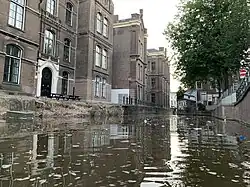 In 2020 stortte de kade aan de kant van het Binnengasthuis in. Gezien naar het Rokin met links het Vrouwenverband van het voormalige Binnengasthuis, later bekend als Crea.