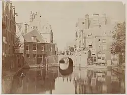 De Grimnessesluis, gezien naar het Rokin. Foto: Stadsarchief Amsterdam; circa 1860.