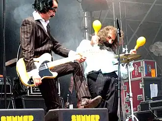 Nick Cave en Warren Ellis tijdens een optreden van Grinderman (2008)