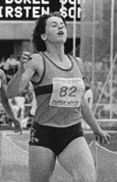 Grit Breuer wint haar eerste nationale titel op de 400 m tijdens de Oost-Duitse kampioenschappen in 1989.