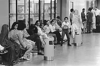 Een groep van 49 Afghaanse vluchtelingen bij de Marechaussee op Schiphol, 1986